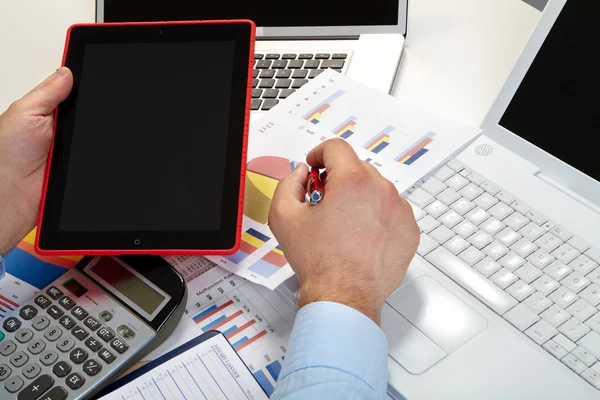 Affärsman som arbetar med dokument — Stockfoto