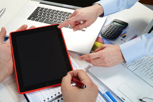 Empresários no escritório — Fotografia de Stock