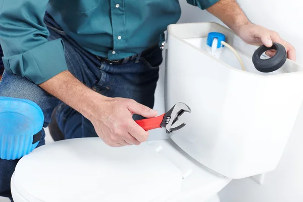 The worker with a plunger — Stock Photo, Image