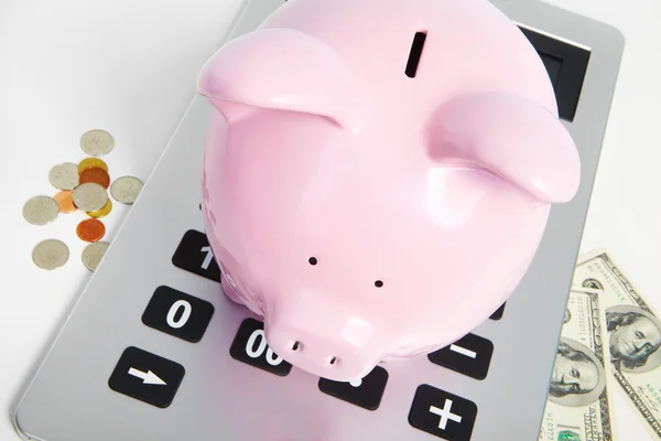 Банк свиней и калькулятор — стоковое фото