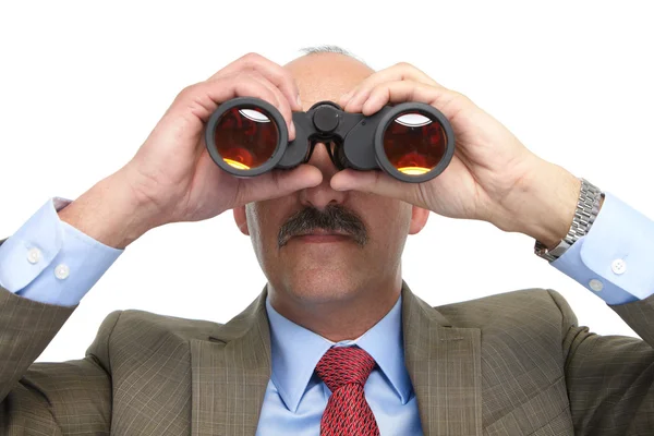 El hombre de negocios mira en los prismáticos — Foto de Stock