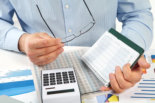 Geschäftsmann im Büro — Stockfoto