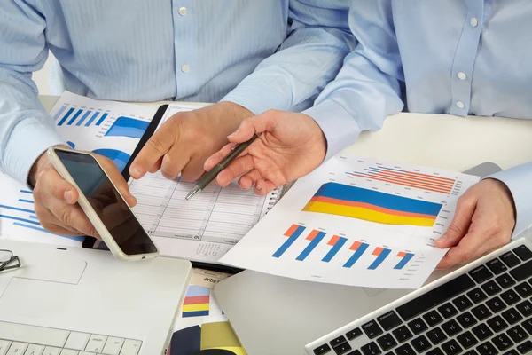 Geschäftsleute im Büro — Stockfoto