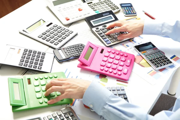 De zakenvrouw en rekenmachines — Stockfoto