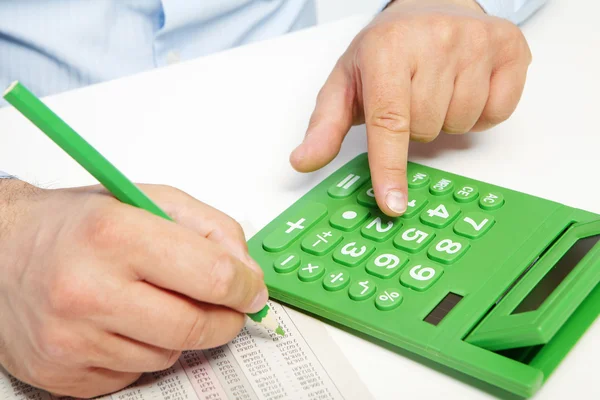 Бизнесмен и зеленый калькулятор — стоковое фото