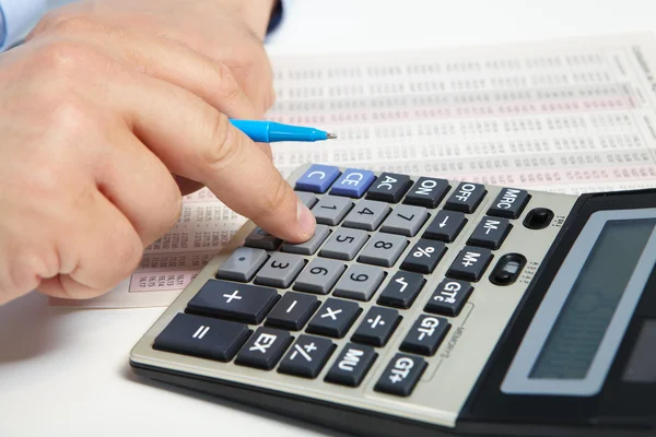 El hombre de negocios y calculadora —  Fotos de Stock