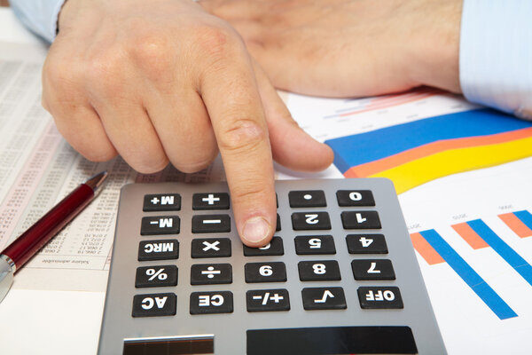 Бизнесмен и зеленый калькулятор
