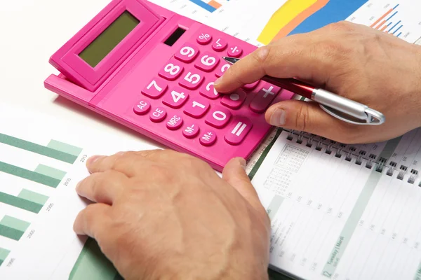 Бизнесмен и красный калькулятор — стоковое фото