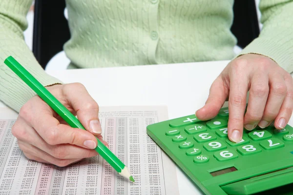 Affärskvinna arbetar med miniräknare — Stockfoto