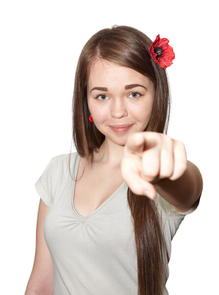 Молодая красивая женщина показывает пальцем
