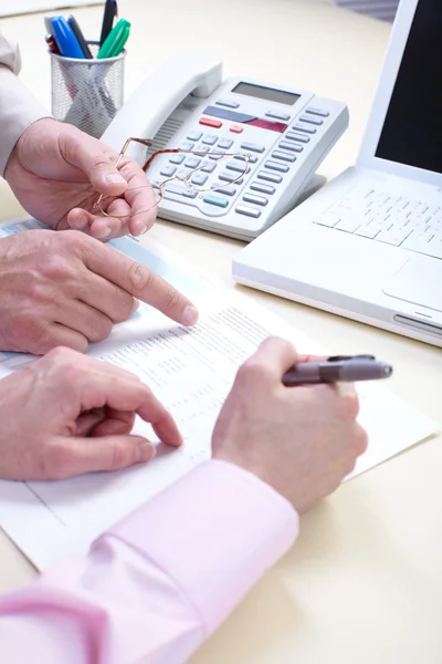 Empresários no escritório — Fotografia de Stock