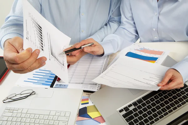 Geschäftsleute im Büro — Stockfoto