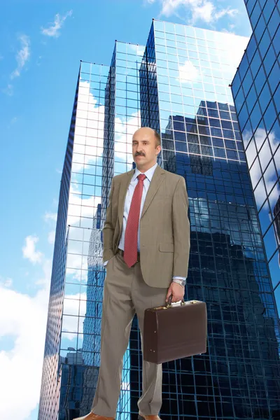 Uomo d'affari e grattacieli — Foto Stock