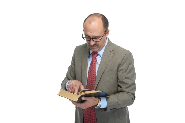 De zakenman leest het boek — Stockfoto