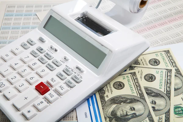 Calcolatrice e documenti e denaro su un background aziendale — Foto Stock