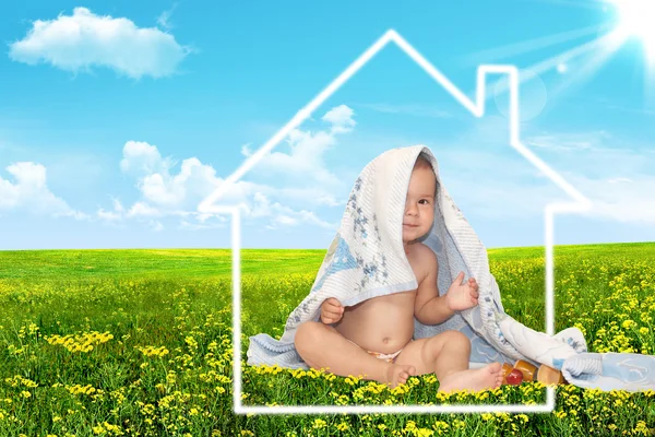 Mooie baby en huis — Stockfoto