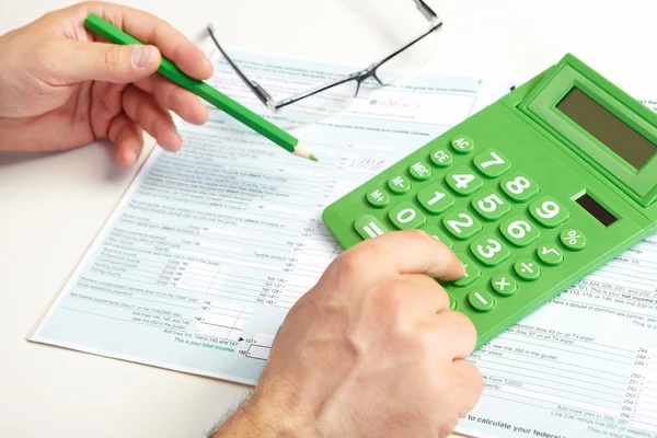 De zakenman en groene calculator — Stockfoto