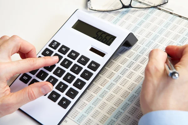 The businessman and calculator — Stock Photo, Image