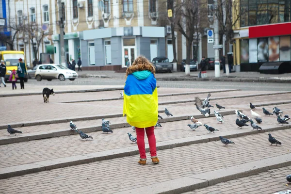 플래그 소녀 광장에 서 있다 — 스톡 사진