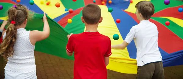 De kinderen speelt met ballen — Stockfoto