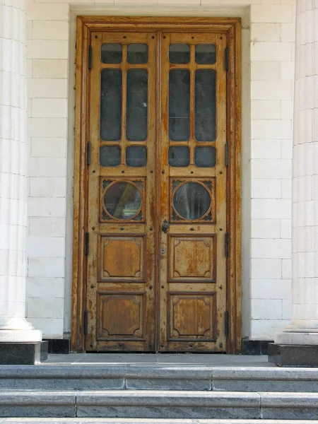 Entrada da arquitetura antiga com porta velha — Fotografia de Stock