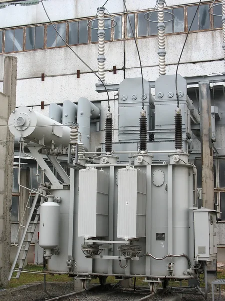 Enorme convertidor industrial de alta tensión en la central eléctrica — Foto de Stock