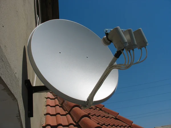 Antena parabólica sobre o céu azul — Fotografia de Stock