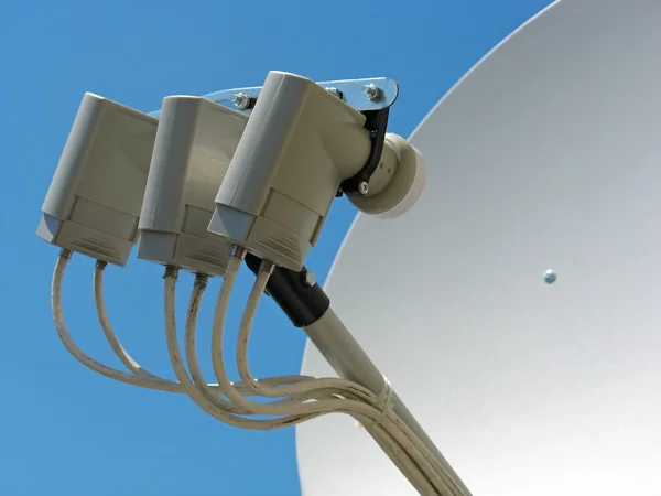 Супутникова антена на блакитному небі — стокове фото