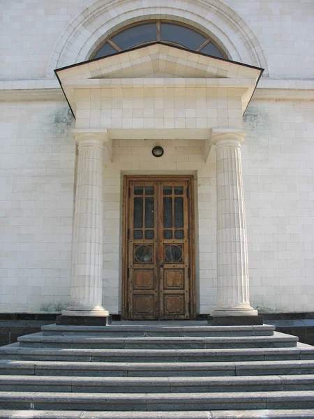 Entrada da arquitetura antiga com porta velha — Fotografia de Stock