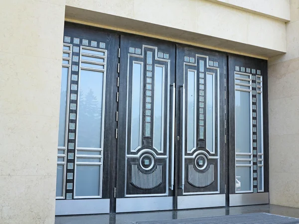 Prachtige deuren in een modern business center — Stockfoto