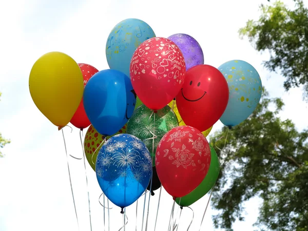 Volando globos de colores sobre el cielo azul — Foto de Stock