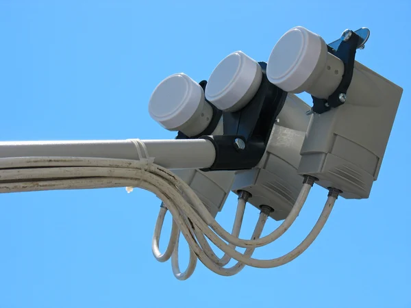 Satellitenschüssel Antenne Nahaufnahme Detail über Himmel — Stockfoto