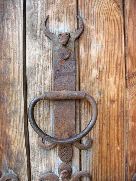 Ancienne porte en bois rustique détails métalliques — Photo