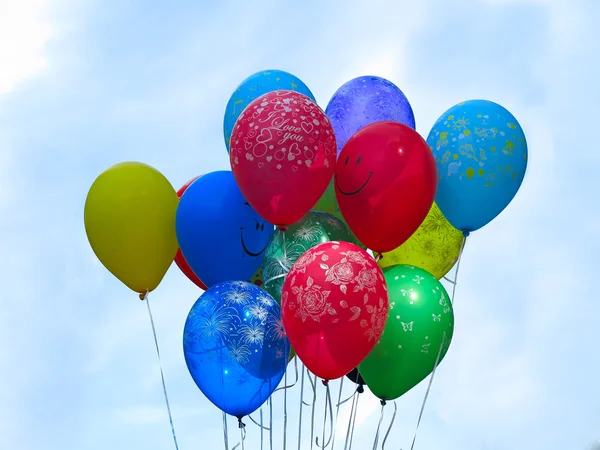 Volando globos de colores sobre el cielo azul — Foto de Stock