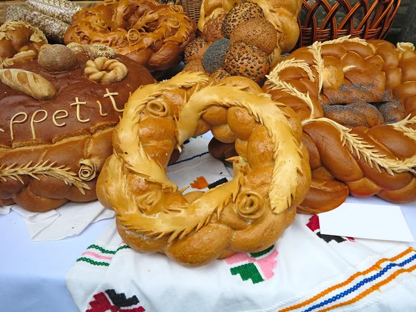 Various baking bread over white towel — Stock Photo, Image