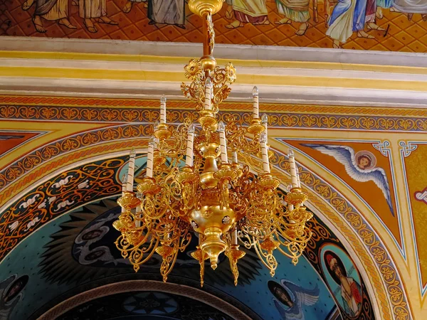 Lustre luxueux orné d'or à l'intérieur de l'église — Photo