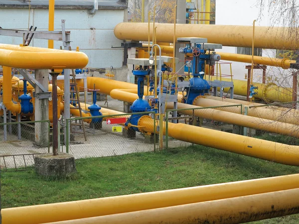 Erdgas-Tankstelle mit gelbem Rohrkraftwerk — Stockfoto