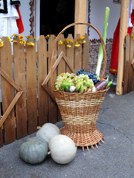 Verdure biologiche fresche in un cesto — Foto Stock