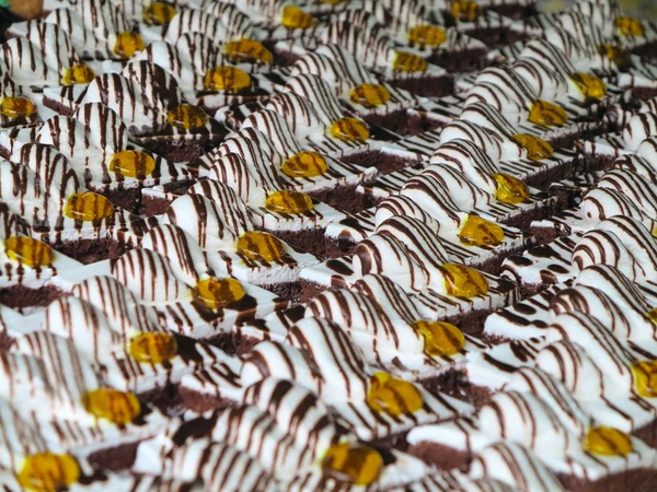 Gâteaux savoureux dans une vitrine — Photo