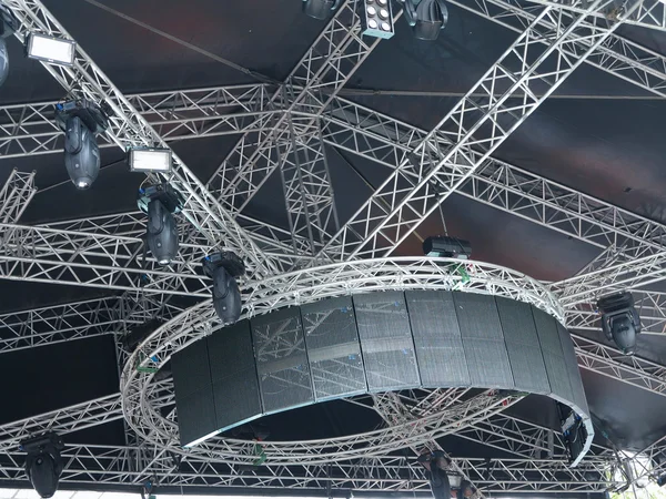 Strukturen der Bühnenbeleuchtung Lichter Ausrüstung Projektoren — Stockfoto