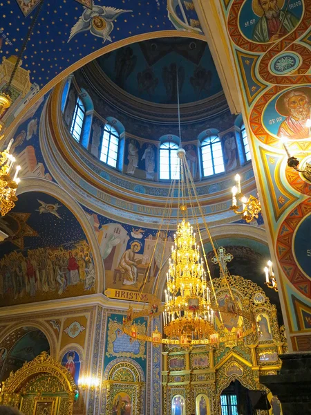 Interior adornado de oro de la iglesia ortodoxa —  Fotos de Stock