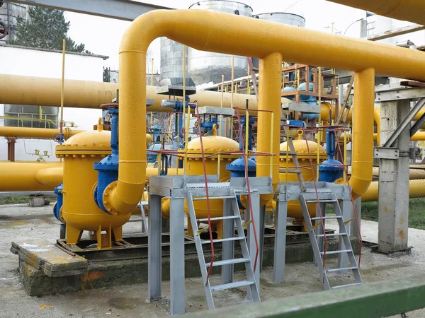 Erdgas-Tankstelle mit gelbem Rohrkraftwerk — Stockfoto