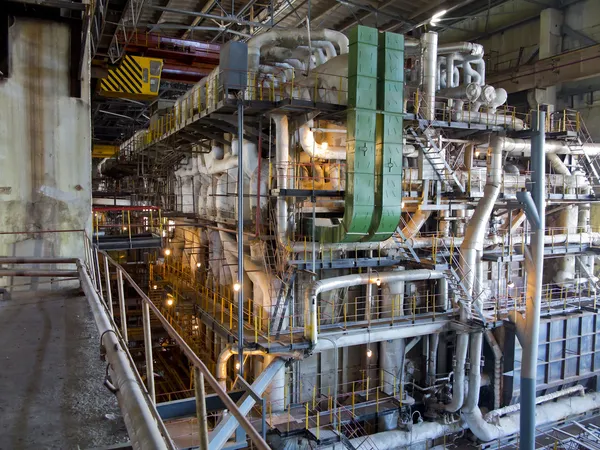 Tubos gigantes, tubos y equipos dentro de la central eléctrica, escena nocturna — Foto de Stock