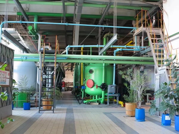 Tanques industriales, maquinaria, tuberías, tubos dentro de la planta química — Foto de Stock