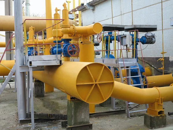 Station de gaz naturel avec des tuyaux jaunes centrale électrique — Photo