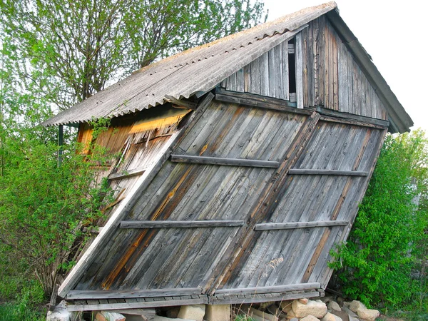 Verlaten oude houten klein gebogen huis — Stockfoto