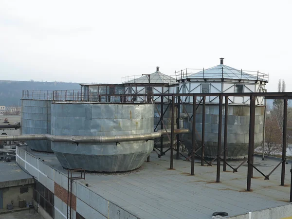 Tanques de almacenamiento químicos industriales antiguos — Foto de Stock