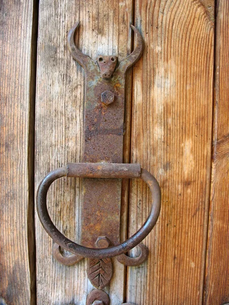 Ancienne porte en bois rustique détails métalliques — Photo