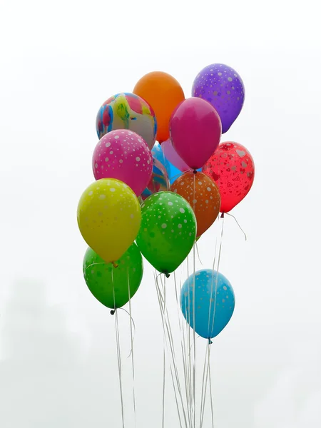 白上孤立的多色装饰气球 — 图库照片