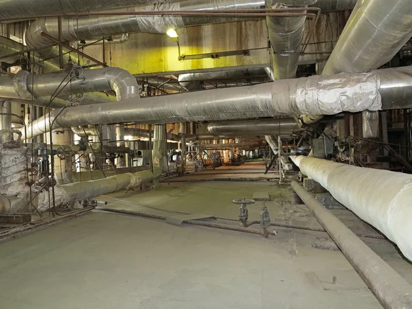 Tubos gigantes, tubos e equipamentos dentro da usina, cena noturna — Fotografia de Stock